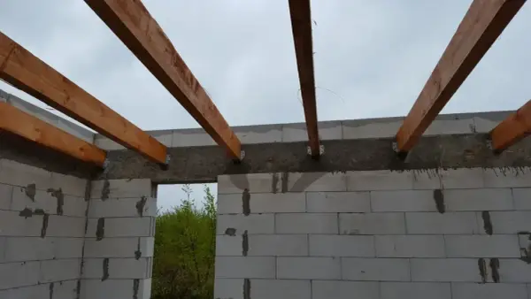Jakie belki na strop wybrać? Kluczowe informacje i porady budowlane