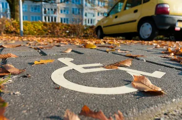Znak parking dla niepełnosprawnych: Co musisz wiedzieć o oznaczeniach