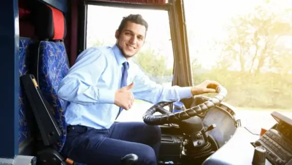 Ile zarabia kierowca autobusu szkolnego? Zarobki mogą zaskoczyć
