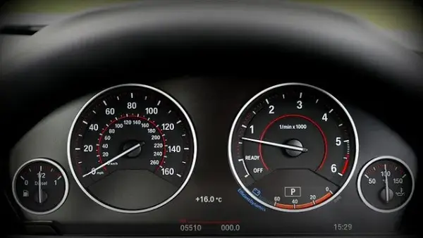 Ile pali samochód na 100km? Sprawdź, jak obliczyć spalanie!