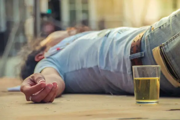 Czy do alkoholika można wezwać pogotowie w sytuacji zagrożenia?