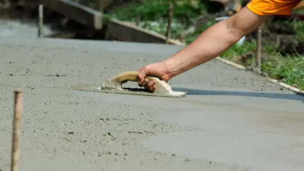 Jak długo wiąże beton w różnych warunkach i co warto wiedzieć