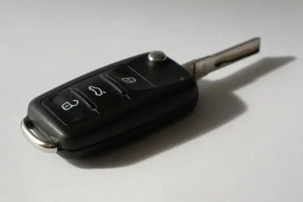 Jak łatwo dorobić kluczyk do samochodu? Kluczyki mechaniczne, z immobilizerem i pilotem - rodzaje i ceny