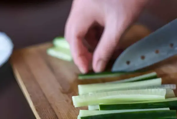 Jak prawidłowo kroić ogórka do sushi – proste kroki i wskazówki dla idealnego cięcia