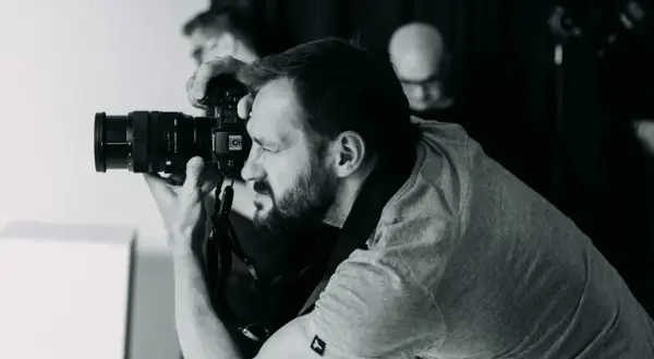 Jak wygląda praca fotografa? Odkryj wyzwania i satysfakcje w zawodzie