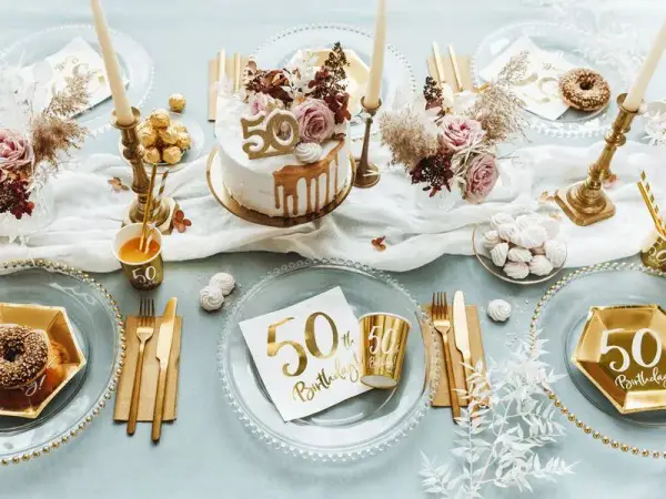 Elegancka dekoracja stołu na 50 urodziny: pomysły i inspiracje
