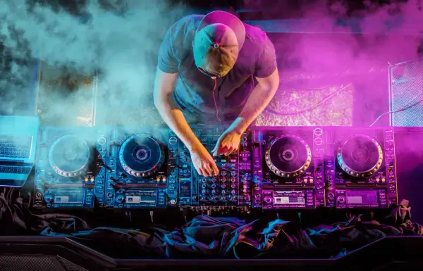 DJ set co to: jak stworzyć idealny set i uniknąć najczęstszych błędów