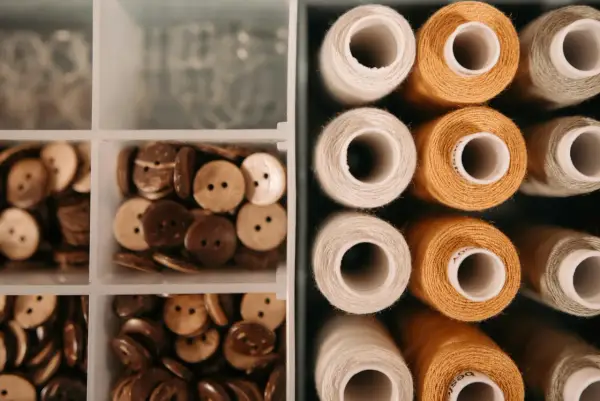 Pasmanteria meblowa w stylu retro – guziki, frędzle i lamówki, które odmienią wnętrze