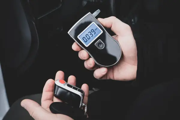 Co ile kalibruje się alkomat? Poznaj ważne informacje i zasady