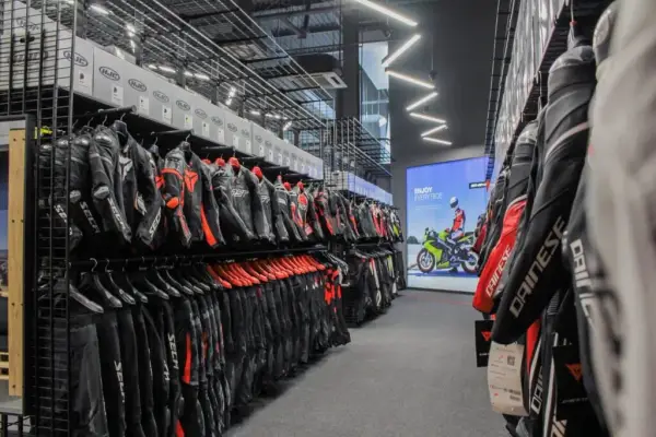 Jak dobrać kombinezon motocyklowy, aby uniknąć błędów i zyskać komfort