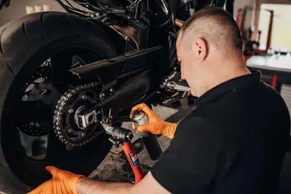 Jak skutecznie wyczyścić łańcuch motocyklowy i uniknąć kosztownych błędów
