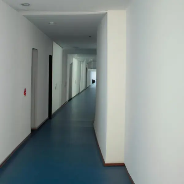 Jak skutecznie poprawić krzywe ściany w przedpokoju i uniknąć problemów