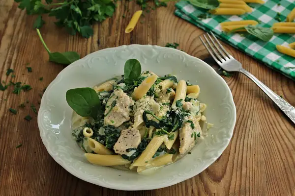 Penne pollo: 5 pysznych przepisów na makaron z kurczakiem