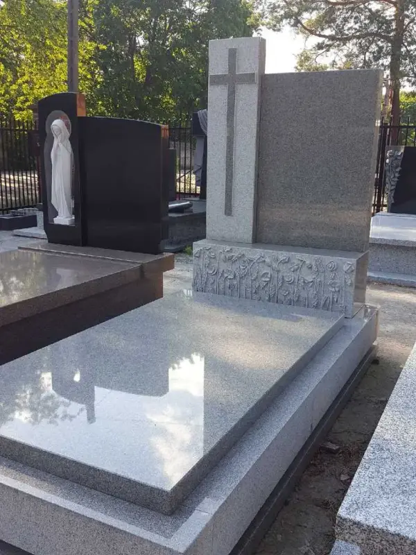 Nagrobki z rzeźbami – wyjątkowe pomniki, które oddają pamięć bliskich