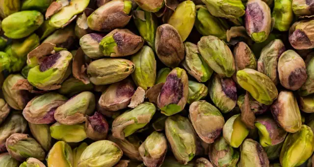 Łuskane pistacje, zielone i brązowe. Czy pies może jeść fistaszki? Nie, te orzechy są dla ludzi.