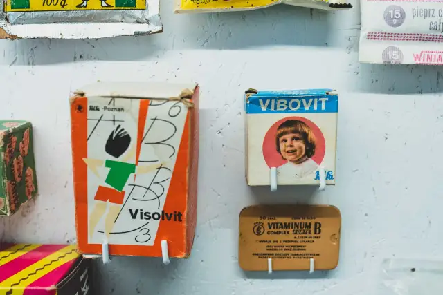 Kartonowe opakowanie Vibovit z lat 80. z uśmiechniętym dzieckiem na pierwszym planie. Obok Visolvit i Vitaminum B.