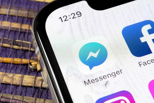 Ikona Messengera na ekranie telefonu. Dowiedz się, jak zaktualizować Messenger na telefonie, aby mieć najnowsze funkcje.