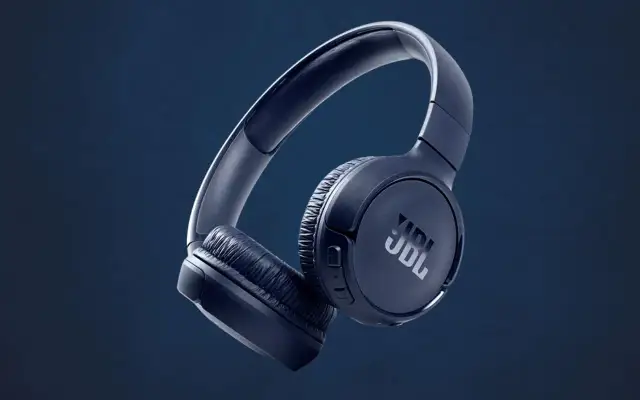 Casque JBL bleu, prêt pour l'appairage. Son design épuré et sa couleur profonde invitent à l'immersion sonore.