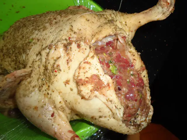 Kaczka nadziewana mięsem mielonym i wątróbką, gotowa do pieczenia. Przepis na wyśmienite danie.