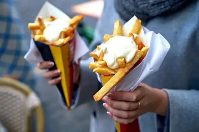 Czym frytki belgijskie różnią się od francuskich? Poznaj prawdę!