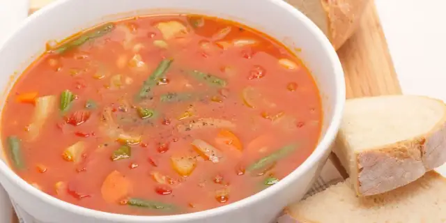 Minestrone: Sekret włoskiej zupy, przepis i historia "cucina povera"