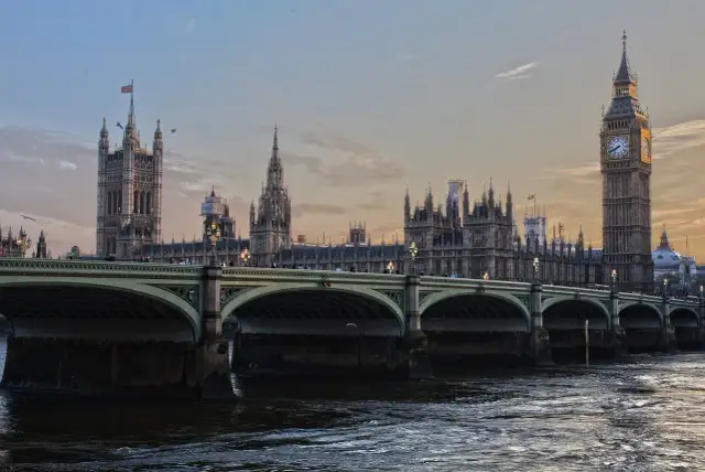 Pałac Westminsterski i Big Ben nad Tamizą, Londyn.