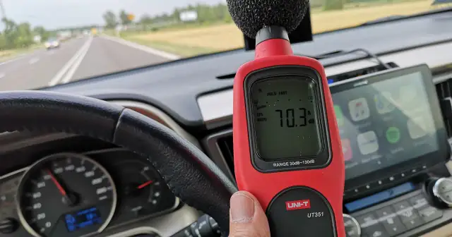 Miernik hałasu pokazuje 70.3 dB w kabinie. Warto zastanowić się nad wygłuszeniem maski silnika, by obniżyć ten wynik.
