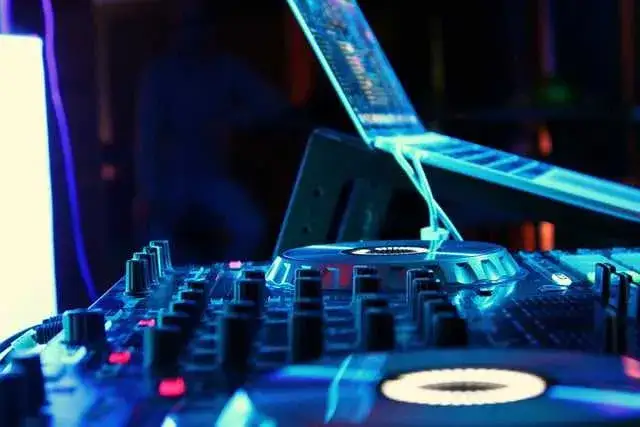 DJ na 18-stkę: Ile kosztuje? Sprawdź ceny i czynniki