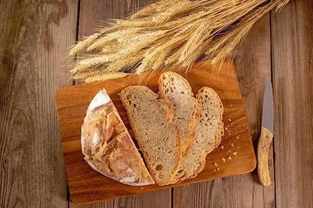 Ile waży kromka chleba? Konkretne liczby i kalorie