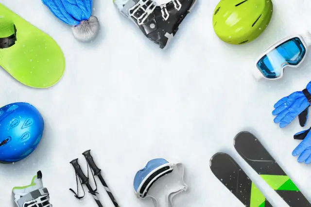 Narty, kask, gogle, rękawice i kijki narciarskie. Zastanawiasz się, ile kosztują narty i cały sprzęt?