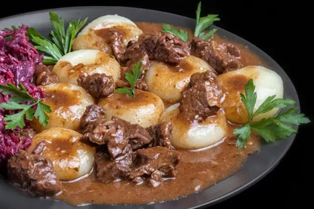 Ciemny sos do klusek śląskich: przepis, który zawsze się uda!