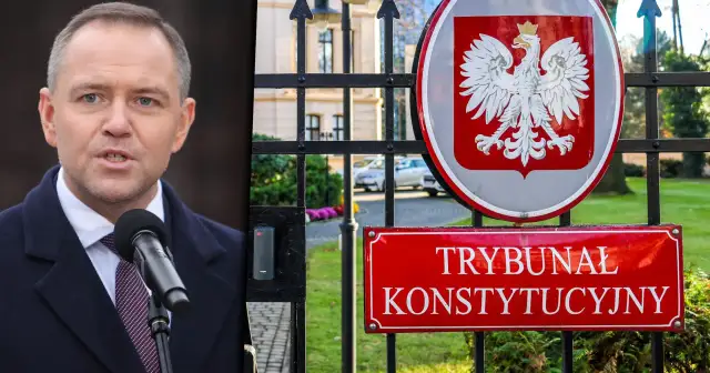Mężczyzna przemawia przed budynkiem Trybunału Konstytucyjnego.