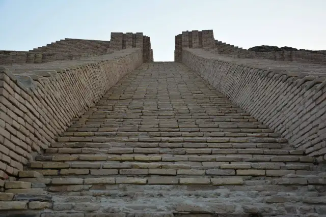 Ziggurat - Dlaczego to nie piramida i jak inspiruje architektów?