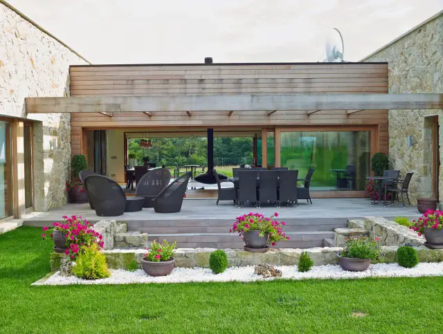 Disfruta de estos patios bonitos de casas con mobiliario de exterior, plantas y césped verde.