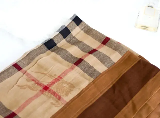 Jak rozpoznać oryginalny szalik Burberry? Sprawdź to!