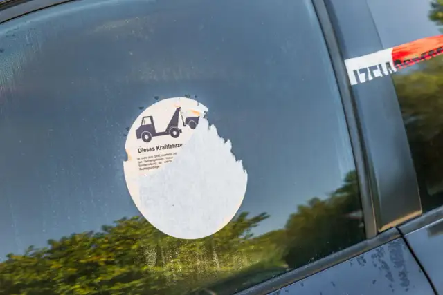 Jak odkleic naklejki z szyby samochodowej bez uszkodzeń szyby