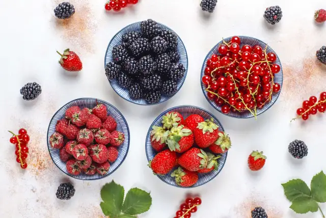 Na keto można jeść borówki, maliny, truskawki i porzeczki. Te owoce są niskowęglowodanowe i pełne witamin.