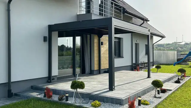 Nowoczesna pergola przy domu, idealna do ogrodu. Dowiedz się, jak zamontować pergole w ogrodzie, by stworzyć stylową przestrzeń.
