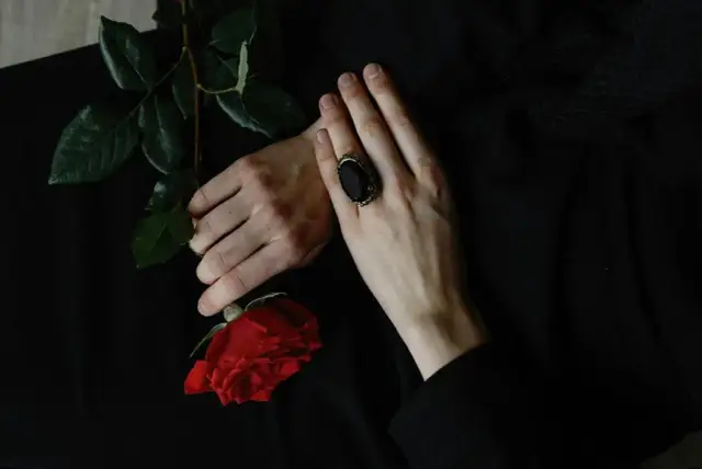 Czarna obrączka znaczenie: odkryj symbole i emocje, które kryje