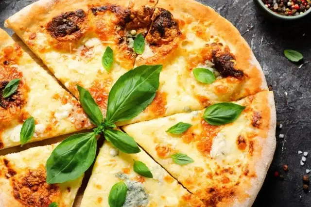 Pizza jak z pizzerii w domu? Poznaj sekrety idealnego ciasta i pieczenia!