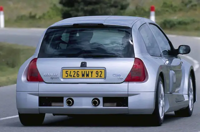 Srebrne Renault Clio V6 z podwójnym wydechem i tablicą rejestracyjną 5426 WWY 92 jedzie po drodze.