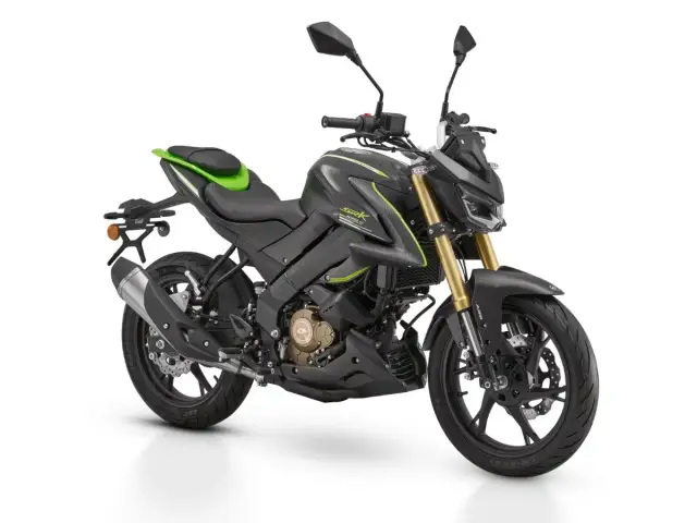 Czarny motocykl 125 ccm z zielonymi akcentami, idealny dla szukających najmniej awaryjne motocykle 125.