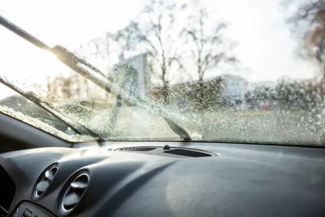 Jak myć szyby w samochodzie od wewnątrz - Dlaczego wciąż masz smugi?