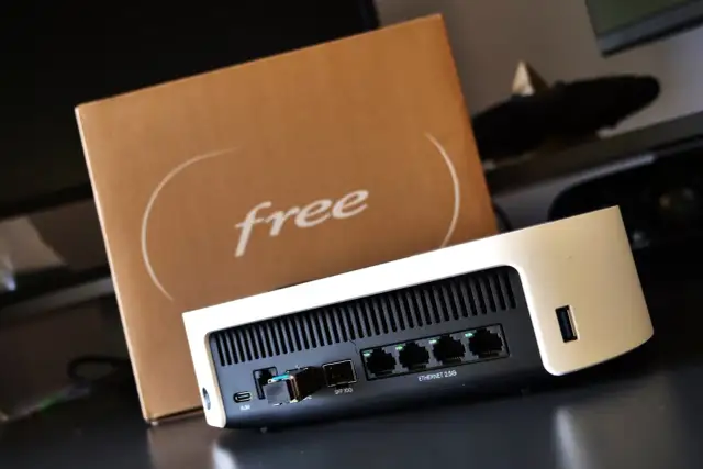 Freebox Delta avec sa boîte. L'arrière du boîtier montre les ports Ethernet et SFP. Espérons qu'il n'y ait pas de freebox coupure internet.