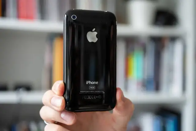 Main arrière d'un iPhone 3GS noir, 16 Go. Un objet iconique dont le prix à sa sortie était élevé.