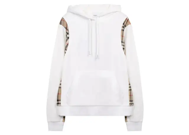 Biała bluza z kapturem Burberry z charakterystycznym wzorem w kratę na rękawach.