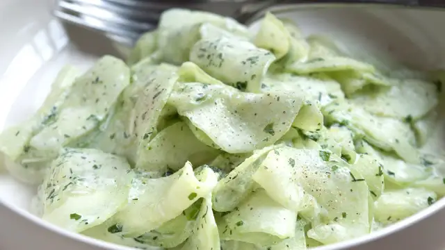 Cremiger Gurkensalat mit Dill, perfekt für ein leichtes Mittagessen. Dieses Gurkensalat Rezept ist einfach und schnell zubereitet.