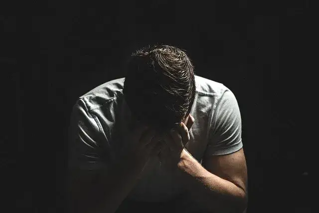 Czy zdrada emocjonalna to grzech? Odkryj moralne konsekwencje