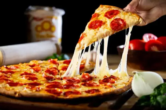 Jaki ser do pizzy? Odkryj najlepsze smaki i połączenia serów