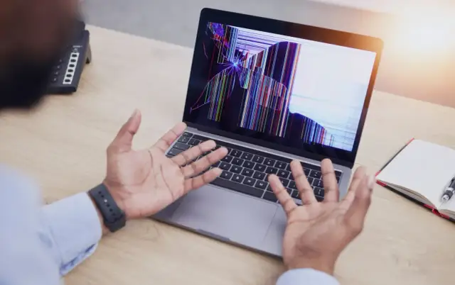 Rozlany ekran w laptopie? Szybka diagnoza i skuteczne rozwiązania
